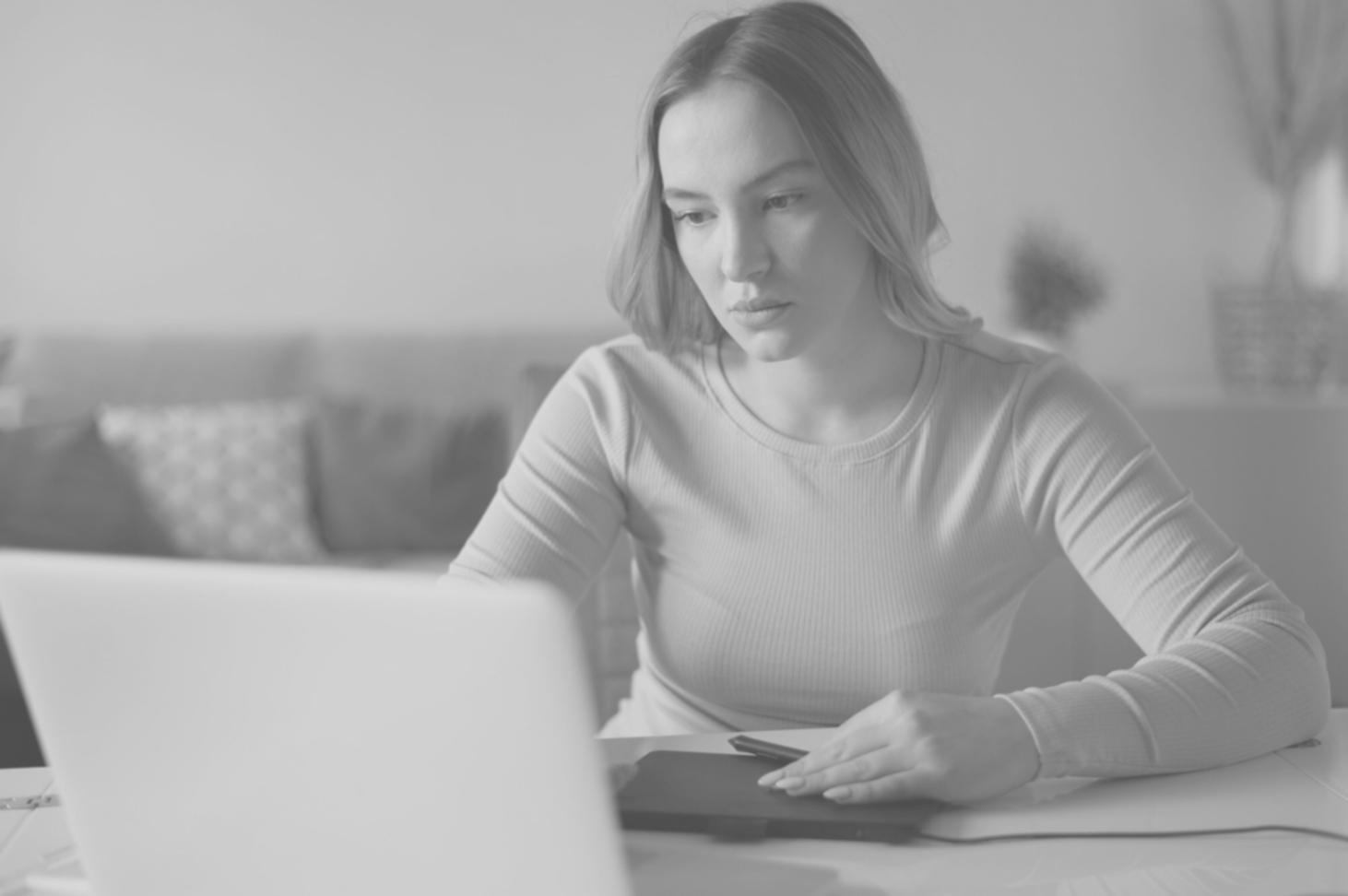 Équipe d'experts financiers Mirtavelle en réunion de travail, analysant des stratégies de gestion de dettes